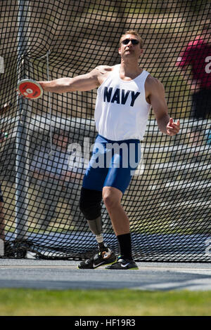 Hospital Corpsman 2a classe Max Rohn da Rockville, Md., getta un discus al 2013 Warrior giochi. Più di 200 feriti e ammalati e feriti i membri del servizio e i veterani, così come un team internazionale che rappresenta il Regno Unito dovrà competere agli Stati Uniti Olympic Training Center e U.S. Air Force Academy. Il servizio militare con il maggior numero di medaglie vincerà il presidente's Cup. (U.S. Foto di Marina di Massa lo specialista di comunicazione 2a classe Andrew Johnson/RILASCIATO) Warrior Giochi 2013 immagine (7 di 10) (8744937858) Foto Stock