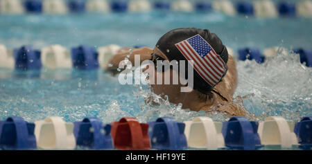 Krisse Creager-Lumplins, Esercito squadra di nuoto nuota 50 metri stile libero durante il 2013 Warrior giochi in Colorado Springs, Colo., 16 maggio. Sei squadre che rappresentano feriti e ammalati e feriti reduci da diversi rami del servizio sia per gli Stati Uniti e il Regno Unito. Giochi di guerrieri concorrenti prendere immergersi 130516-M-JU941-829 Foto Stock