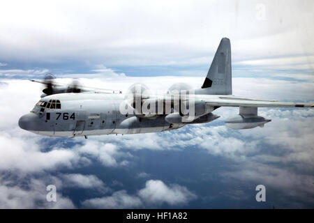 Una KC-130J Hercules con antenna Marine Refueler squadrone di trasporto 252 crociere al fianco di un compagno di Ercole dallo squadrone durante la conduzione di configurazioni di volo durante il rifornimento di carburante dell'antenna la formazione al di sopra del Nord Carolina 22 maggio. Circa 13 Marines e due KC-130J Hercules con antenna Marine Refueler squadrone di trasporto 252 condotta ala fissa antenna missioni di rifornimento con attacco Marino Squadron 223 e Marine Tactical Electronic Warfare Squadron 3 circa 20 miglia a sud est di New River. (U.S. Marine Corps photo by Lance Cpl. Andrea Cleopatra Dickerson) Lockheed Martin KC-130J Hercules di VMGR-252 Foto Stock