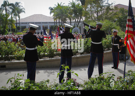 Un sette-uomo rifle dettaglio dal 1° Battaglione di ricognizione di onorare coloro che hanno combattuto e sono morti durante la Guerra del Vietnam con un 21-gun salute durante il Vietnam prigioniero di guerra quarantesimo annuale di Homecoming Reunion a Richard Nixon Presidential Library and Museum qui, 23 maggio 2013. Quasi 200 ex prigionieri di guerra del Vietnam e le loro famiglie si sono riuniti presso la Nixon Presidential Library per il quarantesimo anniversario di quando il presidente Nixon ha ospitato i membri del servizio per la cena più grande mai tenuto alla Casa Bianca, 24 maggio 1973, sulla South Lawn. La prima divisione Marine Band supportate la reunion giocando il cerimoniale Foto Stock