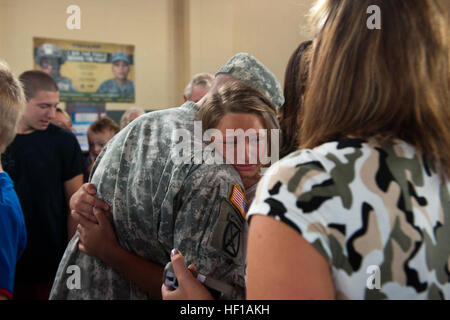 Stati Uniti Army Sgt. William miglia con la 132Polizia Militare Company, Carolina del Sud Esercito Nazionale Guardia, è accolto a casa da sua moglie santa miglia e figlio Conner, presso l'unità's Welcome home proveniente cerimonia nel West Columbia Army National Guard Armory, S.C., Giugno 4, 2013. La 132MP azienda ritorna a casa dopo un periodo di nove mesi di distribuzione per il Kosovo. La 132società ha assistito nel mantenimento di un ambiente sicuro e protetto come parte della forza per il Kosovo (KFOR) 16. (U.S. Air National Guard photo by Staff Sgt. Jorge Intriago/RILASCIATO) 132Polizia Militare azienda ritorna a casa dal Kosovo 130604-Z-XH297-020 Foto Stock