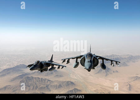 AV-8B Harrier getti con attacco Marino Squadron 311 volare in provincia di Helmand, Afghanistan, 10 giugno 2013. I getti antenna ricevuto il rifornimento di supporto da una KC-130J Hercules aeromobili con antenna Marine Refueler squadrone di trasporto 252 prima di continuare le loro operazioni d'aria. (U.S. Marine Corps foto di Sgt. Gabriela Garcia/RILASCIATO) AV-8B Harriers con attacco Marino Squadron 311 condotta una missione di rifornimento (immagine 2 di 21) (9032033685) Foto Stock