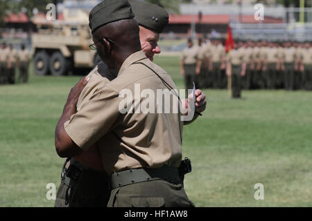 Il Maggiore Generale Lawrence D. Nicholson (sinistra), il nuovo Comandante generale della prima divisione Marine e il Mag. Gen. Ronald L. Bailey, ex comandante generale della prima divisione Marine, congratularmi con ogni altro durante un cambiamento di cerimonia di comando qui, 10 giugno 2013. Il Maggiore Generale Bailey, nativo di sant'Agostino, Fla., passato il comando della prima divisione Marine per il Mag. Gen. Lawrence D. Nicholson, sinistra, inizio di una nuova era della leadership per la divisione. 1° Divisione Marine accoglie con favore il nuovo comandante generale 130610-M-HQ478-074 Foto Stock