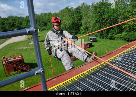 Air Force Staff Sgt. Tyrone E. Fisher Jr., 181st ala di intelligence, XIX CERFP, rappels off il 40 piedi Rappel Tower presso il Camp Atterbury, Edimburgo, Ind., 10 giugno 2013. La formazione condotta presso il Camp Atterbury coinvolti aria esercito e guardie, Bloomington dei Vigili del fuoco e di ricerca israeliani e la squadra di salvataggio in un esercizio chiamato United Front II Esercizio. (U.S. Air National Guard foto di Senior Master Sgt. John S. Chapman/RILASCIATO) Fronte Unito II Esercizio 130610-Z-PM441-683 Foto Stock