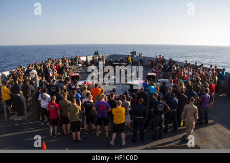I marines e i marinai a bordo della USS San Antonio partecipano alle esercitazioni di Steel Beach, sostenendo la 26a MEU in operazioni di spedizione e anfibie in mare nella zona della 5a flotta. Foto Stock