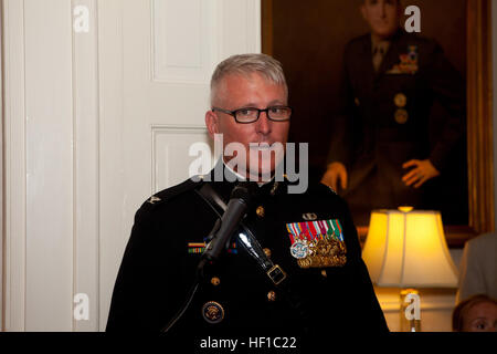 Il comandante della caserma marini Washington, Col. Cabaniss cristiana, indirizzi ospiti durante la sfilata serale accoglienza presso caserma marini Washington a Washington D.C., il 5 luglio 2013. La sera Parade, una tradizione che risale al luglio 5, 1957, è offerto per esprimere la dignità e orgoglio che rappresenta più di due secoli di eredità per tutti gli americani. (U.S. Marine Corps photo by Staff Sgt. Cooper Evans/RILASCIATO) sera Parade 130705-M-WW831-034 Foto Stock