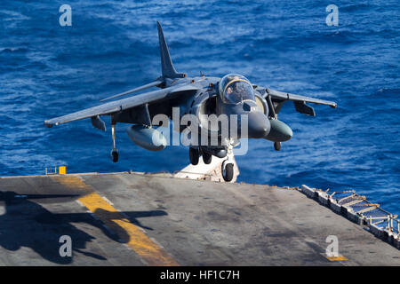 Un AV-8B Harrier assegnato a mezzo marino Tiltrotor Squadron (VMM) 266 (rinforzato), 26 Marine Expeditionary Unit (MEU), atterra sul ponte di volo della USS Kearsarge (LHD 3), al mare, luglio 13, 2013. Il ventiseiesimo MEU è un Marine Air-Ground Task Force distribuita negli Stati Uniti Quinta Flotta area di responsabilità a bordo del Kearsarge Amphibious Ready Group che serve come un mare-basato, crisi expeditionary Forza di risposta in grado di condurre le operazioni anfibie in tutta la gamma di operazioni militari. (U.S. Marine Corps foto di Cpl. Kyle N. Runnells/RILASCIATO) Volo 130713 Ops-M-BS001-005 Foto Stock