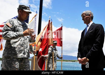 Segretario dell'esercito John McHugh è informato sulle capacità di esercito di navi di sostegno logistico Lt. Gen. William B. Bunker da Chief Warrant Officer 4 Francesco Lloyd durante una visita presso una base comune Harbor-Hickam perla, Martedì, luglio 16. Stati Uniti Esercito il supporto logistico navi migliorano le capacità expeditionary, nonché prevedere la possibilità di una rapida assistenza umanitaria e aiuto in caso di catastrofe. (Dipartimento della Difesa foto di U.S. Navy Petty Officer 1. Classe Cynthia Clark/RILASCIATO) segretario dell'esercito John McHugh tours esercito navi di sostegno logistico Lt. Gen. William B. Bunker 130716-A-PJ75 Foto Stock