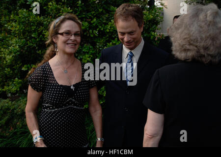 Attore Gary Sinise, centro e sua moglie Moira Harris, sinistra, assistere ad una sfilata serale accoglienza presso la Casa del Commandants a Washington, 25 maggio 2007. Serata di sfilate si svolgono ogni venerdì a caserma marini Washington durante i mesi estivi. (U.S. Marine Corps foto di Cpl. John P. McGarity/RILASCIATO) Gary Sinise e Moira Harris 2007 Foto Stock