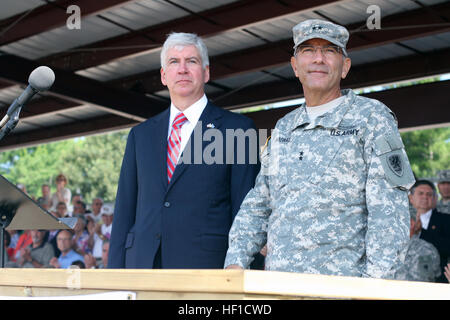 Michigan governatore Rick Snyder, e il Mag. Gen. Gregory J. Vadnais, direttore del Dipartimento Militare e degli affari dei veterani e l'aiutante generale del Michigan Guardia nazionale, supervisiona una cerimonia di premiazione che si terrà per la celebrazione dei 100 anni di Camp Temolo essendo stabilito. (Foto di Spc. Brandon Ames, 126 premere il quartier generale di Camp, Michigan esercito nazionale Guard) 20130720-A-9219A-003 (9354352886) Foto Stock