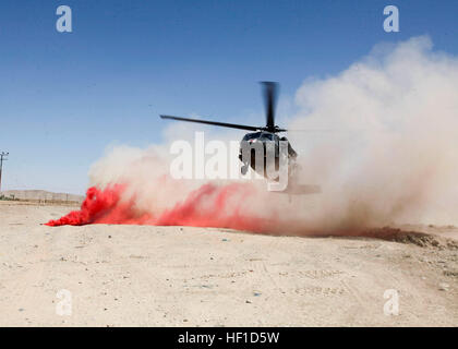 Un U.S. Esercito UH-60 Blackhawk elicottero terre vicine Patrol Base Juarez in ordine al trasporto di un esercito nazionale afgano ferito durante il funzionamento di Omar, Sangin district, provincia di Helmand, Afghanistan, luglio 24, 2013. Il funzionamento di Omar è stato condotto per stabilire un punto di appoggio per l'Esercito nazionale afgano nella zona. (U.S. Marine Corps foto di Cpl. Trento A. Randolph/RILASCIATO) esercito nazionale afghano conduce il funzionamento Omar 130724-M-CT917-061 Foto Stock