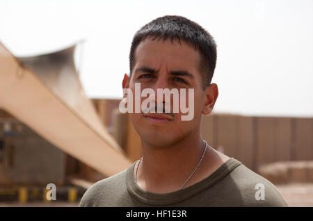 Cpl. Juan C. Mejia, Tarrytown, N.Y., nativo e Marine che serve a combattere la logistica reggimento 2, Comando Regionale (sud-ovest), posa per una foto a Camp Dwyer, Afghanistan, Agosto 12, 2013. Mejia è diventato un cittadino degli Stati Uniti a 16 anni e sta attualmente servendo il suo terzo tour di combattimento in Afghanistan. New Yorker, cittadino, Marine, Servicemember rivela viaggio verso il corpo 130812-M-ZB219-540 Foto Stock