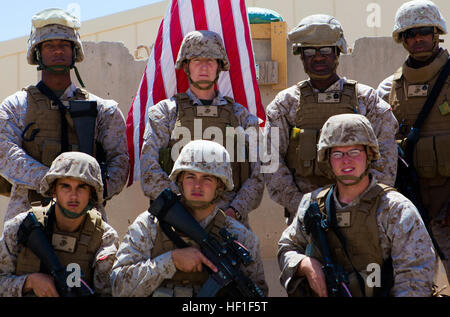 Chief Warrant Officer 4 Maria Findlay (centro sinistra), nativo di Milford, Penn., e Master Sgt. Mohammed Eyiowuawi (centro destra), a Chicago, Illinois, nativo di posa per una foto con il loro Marines presso l'ufficio postale a bordo Camp Leatherneck, Afghanistan, Sett. 1, 2013. Marines postali con il combattimento del reggimento di logistica 2, Comando Regionale (sud-ovest), sostenere il campeggio ufficio postale, che gestisce migliaia di clienti e può processi fino a 200.000 invii di posta elettronica un mese. Marines postale segna nuovi traguardi in Afghanistan 130901-M-ZB219-080 Foto Stock