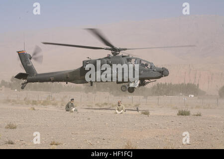 Arizona esercito nazionale Guard Chief Warrant Officer Royal Hazen e Chief Warrant Officer Jennifer Languell decollare in un AH-64D Apache vicino a Bamyan, Afghanistan, mentre distribuito a sostegno dell'Operazione Enduring Freedom nel mese di ottobre 2007. Entrambe le guardie e i loro aerei sono assegnati al 1-285th attacco battaglione di ricognizione a esercito Silverbell eliporto di Marana, Ariz. ArmyE28099s sequestro di per la Salmonella Arizonae28099s elicotteri da attacco miope 071006-Z-CZ735-001 Foto Stock