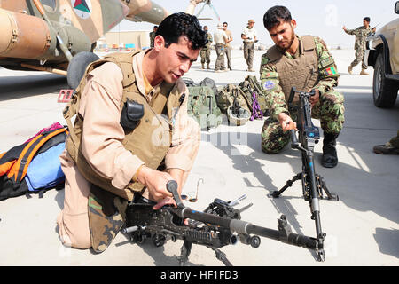 Afghan Air force Sgt. 1. Classe Mohammad Saleem e Sgt afghano. 1. Classe Mohammad Haroon preparare loro M240 mitragliatrice per la loro valutazione per diventare Certified capo equipaggio istruttori sett. 10, 2013. Haroon è il primo certificato Afghan istruttore addestrato dalla Afghan Air Force. (U.S. Esercito nazionale Guard foto di Sgt. 1. Classe Theanne Tangen,129Mobile degli affari pubblici Distacco/RILASCIATO) Afghan Air force certifica primo equipaggio capo istruttore 130910-Z-CW157-104 Foto Stock