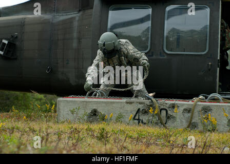 Sgt. Dave Gray, un capo equipaggio da Dixmont, ganci a 4.000 pound blocco fino a un UH-60 Black Hawk. Lui e gli altri membri del 3° Battaglione, 142th reggimento di aviazione dal Maine esercito nazionale Guard reciti sling-operazioni di carico per mantenere la missione di prontezza. Una imbracatura-carico implica il fissaggio di apparecchiature pesanti, come ad esempio un HMMWV all'aeromobile per il trasporto. Il 142th anche treni per air assault missioni, aria le operazioni di movimentazione e la risposta di stato e disastri locali. (Maine esercito nazionale Guard foto di Sgt. Angela Parady, 121 Affari pubblici distacco.) Maine reggimento aviazione sempre pronto 13091 Foto Stock