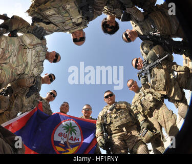 Senior noncommissioned ufficiali del 1° Battaglione, 294th Reggimento di Fanteria, Guam Esercito Nazionale Guardia, incontrato sett. 18 durante la Task Force del Guam Senior leader arruolato conferenza presso il Camp Leatherneck, Afghanistan. L incontro di menti era quello di discutere le attuali e future operazioni del battaglione di includere personale rotante e Guam è tornare a casa entro la fine di quest'anno dall'Operazione Enduring Freedom. Illustrato, in senso antiorario dall'alto: Master Sgt. Agnes Diaz, liaison sottufficiale, società Headquarters-Headquarters; 1 Sgt. Jose Lizama, primo sergente, Alfa società; 1 Sgt. Ken Cruz, primo sergente, D Foto Stock