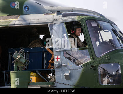 Un pilota sorride dopo lo sbarco a Westland Lynx battlefield elicottero assegnati al Regno Unito l'esercito del corpo di aria sul ponte di volo della USS Kearsarge (LHD 3) durante la conduzione di qualifiche di sbarco, in mare, Sett. 15, 2013. Il ventiseiesimo MEU è un Marine Air-Ground Task Force distribuita negli Stati Uniti La quinta e la sesta flotta aree di responsabilità a bordo del Kearsarge Amphibious Ready Group che serve come un mare-basato, crisi expeditionary Forza di risposta in grado di condurre le operazioni anfibie in tutta la gamma di operazioni militari. (U.S. Marine Corps foto di Sgt. Christopher D. Pietra, XXVI MEU Foto Stock