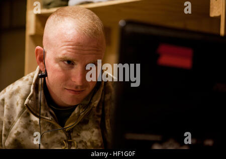 Cpl. James registro, un Marine con il combattimento del reggimento di logistica 2, Comando Regionale (sud-ovest), orologi la consegna del suo primo bambino sullo schermo del proprio computer a Camp Leatherneck, provincia di Helmand, Afghanistan, Sett. 18, 2013. Registrati guardato la nascita della sua bambina su un computer più di 7 mila miglia lontano da casa. Un mondo a parte, distribuito padre orologi daughterE28099s primi momenti 130918-M-ZB219-732 Foto Stock