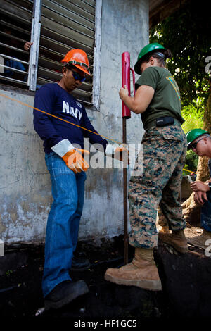 Philippine Navy Petty Officer 2a classe Anthony Panila, sinistra, ingegnere, Forze Navali Luzon meridionale, lavora a fianco degli Stati Uniti Marine Corps Lance Cpl. Sammantha Albert, ingegnere di combattimento, Marina Wing Support Squadron 172, 3d Marine Expeditionary Brigade (3d MEB), III Marine Expeditionary Force (III MEF), di guidare in un recinto polo a Bigaa Scuola Elementare, Legazpi City, Albay, Repubblica delle Filippine, Sett. 27, 2013 durante lo sbarco anfibio esercizio 2014 (PHIBLEX 14). I membri delle forze armate delle Filippine, E DEGLI STATI UNITI Marines e marinai da 3d un pulsante o una barra MEB, III MEF, stanno conducendo un umanitario Foto Stock