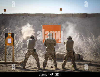 I soldati del 184forza di sicurezza del Team di Assistenza (California National Guard) condotta gamma base in formazione Oggi Tarin Kot, Afghanistan, Sett. 27, 2013. La 184SFAT ha il compito di consigliare e assistere la Afghan uniforme della polizia nella provincia di Uruzgan. (U.S. Foto dell'esercito da Cpl. Alex Flynn) SFAT conduce alla formazione di gamma 130927-Z-XQ077-335 Foto Stock