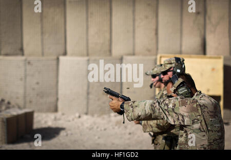 I soldati del 184forza di sicurezza del Team di Assistenza (California National Guard) condotta gamma base in formazione Oggi Tarin Kot, Afghanistan, Sett. 27, 2013. La 184SFAT ha il compito di consigliare e assistere la Afghan uniforme della polizia nella provincia di Uruzgan. (U.S. Foto dell'esercito da Cpl. Alex Flynn) SFAT conduce alla formazione di gamma 130927-Z-XQ077-457 Foto Stock