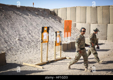 I soldati del 184forza di sicurezza del Team di Assistenza (California National Guard) condotta gamma base in formazione Oggi Tarin Kot, Afghanistan, Sett. 27, 2013. La 184SFAT ha il compito di consigliare e assistere la Afghan uniforme della polizia nella provincia di Uruzgan. (U.S. Foto dell'esercito da Cpl. Alex Flynn) SFAT conduce alla formazione di gamma 130927-Z-XQ077-639 Foto Stock