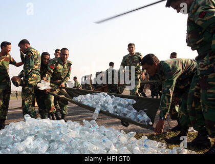 071123-M-7696M-099 BARISAL, Bangladesh (nov. 23, 2007) soldati del Bangladesh utilizzare una barella per scaricare una spedizione di bottiglie di acqua erogata dai marines di mezzo marino elicottero Squadron (HMM) 261, l'elemento di aviazione del ventiduesimo Marine Expeditionary Unit (MEU). Questa missione ha segnato il primo negli Stati Uniti di aiuto militare in arrivo in Bangladesh. L'assalto anfibio nave USS Kearsarge (LHD 3) e la ventiduesima MEU sono di supporto ad operazioni di soccorso su richiesta del governo del Bangladesh. Stati Uniti Marine Corps foto di Cpl. Peter R. Miller (rilasciato) Navy US 071123-M-7696M-099 soldati del Bangladesh utilizzare un st Foto Stock