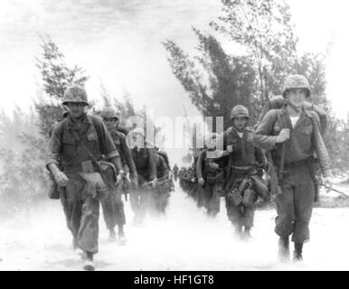 Attività da spiaggia a Da Nang, Vietnam durante lo sbarco di Stati Uniti Marines del nono Marine Expeditionary Brigade nel marzo del 1965 Foto Stock