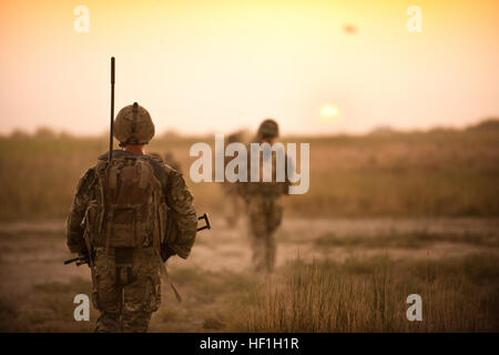 Soldati britannici dalla luce del Reggimento di Artiglieria reale, 29 Commando 3 Commando Brigade, attaccato al Bravo Company, primo battaglione di fucili, patrol attraverso terreni coltivati in Nahr-e Saraj distretto, provincia di Helmand, Sett. 12. Flickr - DVIDSHUB - 29Commandos operazioni di finitura nella provincia di Helmand (immagine 17 di 35) Foto Stock