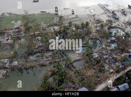 071124-M-3095K-040 BANGLADESH (nov. 24, 2007) Una veduta aerea di danni ai villaggi e di infrastrutture a seguito del ciclone Sidr che trasformarono in Bangladesh meridionale nov. 15. L'assalto anfibio nave USS Kearsarge (LHD 3), nonché elementi di squadrone anfibio 8 e la ventiduesima Marine Expeditionary Unit (MEU) Operazioni speciali in grado (SOC) sono arrivati al largo delle coste del Bangladesh nov. 23 A sostegno di emergenza in corso le operazioni di soccorso. Stati Uniti Marine Corps foto di Sgt. Ezechiele R. Kitandwe (rilasciato) Navy US 071124-M-3095K-040 Una veduta aerea di danni ai villaggi e infrastrutture Cyclon seguenti Foto Stock