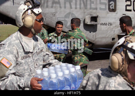 071126-M-7696M-295 PATUAKHALI, Bangladesh (nov. 26, 2007) US Army e soldati del Bangladesh scaricare il cibo, l'acqua minerale e di forniture mediche da un un CH-46E Sea Knight elicottero assegnato a mezzo marino elicottero Squadron (HMM) 261. HMM-261 è attaccato alla ventiduesima Marine Expeditionary Unit. USS Kearsarge (LHD 3) e la ventiduesima MEU (SOC) stanno fornendo aiuti umanitari alle vittime del ciclone tropicale Sidr che tore attraverso il Bangladesh nov. 15. Stati Uniti Marine Corps foto di Cpl. Peter R. Miller (rilasciato) Navy US 071126-M-7696M-295 U.S. Esercito e soldati del Bangladesh scaricare il cibo, acqua in bottiglia, un Foto Stock