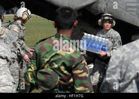 071126-M-7696M-307 PATUAKHALI, Bangladesh (nov. 26, 2007) US Army e soldati del Bangladesh scaricare il cibo, l'acqua minerale e di forniture mediche da un un CH-46E Sea Knight elicottero assegnato a mezzo marino elicottero Squadron (HMM) 261. HMM-261 è attaccato alla ventiduesima Marine Expeditionary Unit. USS Kearsarge (LHD 3) e la ventiduesima MEU (SOC) stanno fornendo aiuti umanitari alle vittime del ciclone tropicale Sidr che tore attraverso il Bangladesh nov. 15. Stati Uniti Marine Corps foto di Cpl. Peter R. Miller (rilasciato) Navy US 071126-M-7696M-307 U.S. Esercito e soldati del Bangladesh scaricare il cibo, acqua in bottiglia, Foto Stock