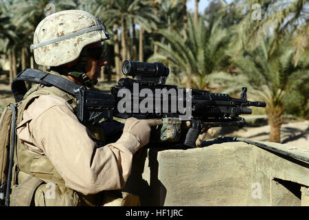 071220-M-6159T-010 KARAMAH, Iraq (Dec 20, 2007) lancia Cpl. Justin E. Holbrook, assegnato a K Co., 3° Battaglione, 3° Reggimento Marine, mantiene la sicurezza in Karmah, Iraq. I marines stanno conducendo una pattuglia attraverso la zona dei quartieri di interagire con i residenti e impedire il nemico della libertà di movimento. Stati Uniti Marine Corps photo by Lance Cpl. Peter J. Thibodeau (rilasciato) Navy US 071220-M-6159T-010 Lancia Cpl. Justin E. Holbrook, assegnato a K Co., 3° Battaglione, 3° Reggimento Marine, mantiene la sicurezza in Karmah, Iraq Foto Stock