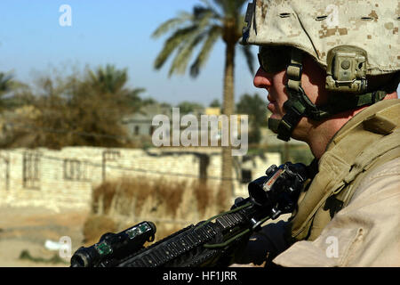 071220-M-6159T-013 KARAMAH, Iraq (Dec 20, 2007) lancia Cpl. Teodoro L. Crose, assegnato a K Co., 3° Battaglione, 3° Reggimento Marine, mantiene la sicurezza in Karmah, Iraq. I marines stanno conducendo una pattuglia attraverso la zona dei quartieri di interagire con i residenti e impedire il nemico della libertà di movimento. Stati Uniti Marine Corps photo by Lance Cpl. Peter J. Thibodeau (rilasciato) Navy US 071220-M-6159T-013 Lancia Cpl. Teodoro L. Crose, assegnato a K Co., 3° Battaglione, 3° Reggimento Marine, mantiene la sicurezza in Karmah, Iraq Foto Stock