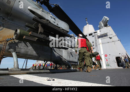 Ordnance Marines con Marine Attacco leggero elicottero Squadron 167 scaricare barattoli di munizioni poco dopo un AH-1W Super Cobra terre a bordo della USS San Antonio il 3 febbraio. È responsabilità dell'artiglieria Marines per assicurarsi che il Super Cobras può fornire il combattimento aereo e il sostegno necessari durante la fase di esercizio Bold Alligator 2012. HMLA-167 ordnance Marines prendere il mare 120203-M-BS001-092 Foto Stock