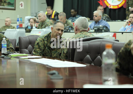 Il Mag. Gen. Peter J. Talleri, Marine Corps basi Giappone comandante generale, parla con Col. Joel R. poteri, Marine Corps basi Giappone assistente capo del personale, G-3 operazioni, in base Emergency Operations Center qui in seguito a un 8.9 grandezza del terremoto e del conseguente tsunami che ha colpito il continente in Giappone prima di oggi. Talleri, lungo con speciale i membri dello staff, sta monitorando la situazione così come essa si sviluppa e coordina Marine Corps azioni qui. In questo momento III Marine forza expeditionary Marines e marinai non sono stati indirizzati a fornire assistenza in risposta al terremoto un Foto Stock