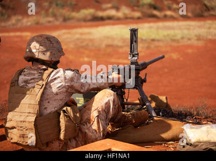 Pfc. Daniel Stillwell, una macchina gunner con Charlie Company, 1° Battaglione, 3° Reggimento Marine, spara il 0,50 Caliber M2 Browning machine gun durante l equipaggio servito addestramento alle armi a Schofield Barracks, Ott 8 ott. 10. E Lava28098DogsE28099 mitraglieri condotta armi di formazione del pacchetto 131008-M-NP085-004 Foto Stock