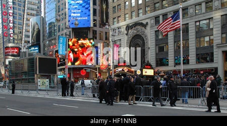 080306-M-0438D-001 NEW YORK (6 marzo 2008) una improvvisata dispositivo esplosivo eiettato l'entrata per gli Stati Uniti Forze armate centro in carriera, una joint-service di stazione di reclutamento situato in Times Square a circa 3:45 a.m. L'esplosione non ha causato danni; tuttavia, il vetro in ufficio della porta anteriore e la finestra era distrutto dalle esplosioni, e la porta di metallo del telaio è stata piegata. Una delle più frequentate stazioni di reclutamento nella nazione, il reclutamento di office è singolarmente si trova su un isola triangolare nel centro dell'iconico di Manhattan e di intersezione è stato il sito di periodici alle manifestazioni contro la guerra. U Foto Stock