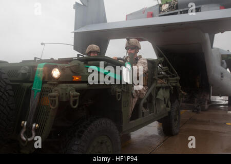 Cpl. Dylan M. Burke, destra e Cpl. Dylan L. Dedmon imbarcarsi i M1161 internamente trasportabile a bordo del veicolo una MV-22B Osprey tiltrotor aeromobile ott. 23 al Marine Corps Air Station Futenma. 'L'ITV è progettato per adattarsi all'interno di aeromobili sguscia come il falco pescatore,' detto Dedmon. "Siamo in grado di guidare dentro o fuori dello scafo e ottenere portato su OFF per la nostra missione di destinazione. Quindi una volta terre, ci può guidare fuori solo lo stesso.' Dedmon e Burk sono uomini di ricognizione con 3° Battaglione di ricognizione, terza divisione Marine, III Marine Expeditionary Force. (U.S. Foto di Marina di Lance Cpl. Henry J. Antenor/RILASCIATO) in Foto Stock