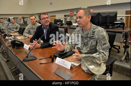 Il vice Segretario della Difesa Ash Carter, primo piano, secondo da destra, ascolta U.S. Esercito il Mag. Gen. Sean MacFarland, colore di primo piano a destra, il comandante generale della prima divisione corazzata e Fort Bliss, durante una visita alla divisione operations center a Fort Bliss in El Paso, Texas, 28 ottobre 2013. (DoD foto di Glenn Fawcett/RILASCIATO) Vice Segretario visite 131028-D-NI589-366 Foto Stock