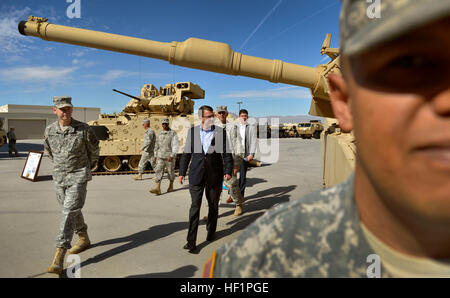 Il vice Segretario della Difesa di cenere, Carter Center, guarda a vasche a Fort Bliss in El Paso, Texas, mentre si cammina con gli Stati Uniti Esercito il Mag. Gen. Sean MacFarland, sinistra, il comandante generale della prima divisione corazzata e il fort, 28 ottobre 2013. (DoD foto di Glenn Fawcett/RILASCIATO) Vice Segretario visite 131028-D-NI589-930 Foto Stock