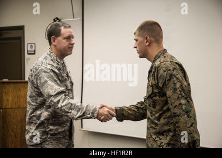 Brig. Gen. James B. Hecker parla di Lance Cpl. Stosh K. Fernandez, nov. 7 a Kadena Air Base. Mentre è in esecuzione la Kadena mezza maratona, Fernandez Eseguita rianimazione su un membro di una comunità e lo ha portato ad un'ambulanza. Hecker è il comandante del xviii ala, 5 Air Force e Fernandez è un aria expeditionary tecnici sul campo con Marine Wing Support Squadron 172, Marine Aircraft Group 36, 1° Marine ala di aereo III Marine Expeditionary Force. Foto di Lance Cpl. Anne K. Henry Marine training mette alla prova, salva la vita 131107-M-GX379-002 Foto Stock