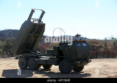 MARINE CORPS BASE Camp Pendleton, California, -- una elevata mobilità razzo di artiglieria pratiche di sistema di puntamento su bersagli durante un esercizio al Mobile di immersione qui Trainer, nov. 14, 2013. Il MIT è simile alla fanteria Trainer di immersione e treni Marines per operare in condizioni di stress. Per tutta la mattina, la batteria simulato che operano al di fuori di una base e pubblicato per la sicurezza mentre gli insorti mock ha tentato di violare la zona e formato i disordini. Artiglieri successivamente effettuate una pattuglia di logistica e recuperato un veicolo rotto, contrastata improvvisato dispositivo esplosivo e rep Foto Stock