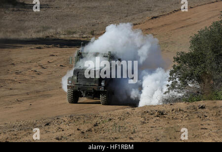 MARINE CORPS BASE Camp Pendleton, California, -- Marines con batteria di Tango, 5° Battaglione, xi reggimento Marine, ha colpito la simulazione di una improvvisata dispositivo esplosivo durante un esercizio al Mobile di immersione qui Trainer, nov. 14, 2013. Il MIT è simile alla fanteria Trainer di immersione e treni Marines per operare in condizioni di stress. Per tutta la mattina, la batteria simulato che operano al di fuori di una base e pubblicato per la sicurezza mentre gli insorti mock ha tentato di violare la zona e formato i disordini. Artiglieri successivamente effettuate una pattuglia di logistica e recuperato un veicolo rotto, contrastata un Foto Stock