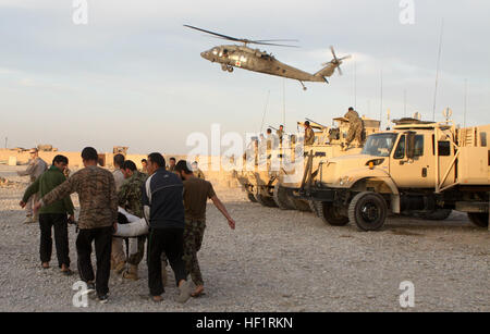 Esercito Nazionale Afghano medics spostare un soldato ferito al pronto soccorso sito di evacuazione per il trasporto da Avanzamento base operativa Nolay, Afghanistan a Camp Bastion, Afghanistan, nov. 19. I medici con il 2° Brigata, 215th Corps, stabilizzare i pazienti e fornire cure di base fino al trasporto i pazienti possono essere trasferiti a più strutture di trattamento per esteso o livelli avanzati di trattamento. (U.S. Marine Corps foto di Cpl. Austin) lungo una squadra, un obiettivo, ANSF, Marines cerca la stabilità in Sangin 131119-M-WC184-488 Foto Stock