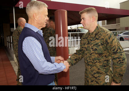 La trentacinquesima Comandante del Marine Corps, Gen. James F. Amos, sinistro scuote le mani con la CPL. Andrew Strunk prima di uscire dalla Marine Corps Air Station Camp Pendleton, ca., nov. 21, 2013. (U.S. Marine Corps foto di Sgt. Mallory S. VanderSchans/RILASCIATO) La trentacinquesima Comandante del Marine Corps, Gen. James F. Amos, sinistro scuote le mani con la CPL. Andrew Strunk prima di uscire dalla Marine Corps Air Station Camp Pendleton, ca., nov. 21, 2013 131121-M-LU710-442 Foto Stock