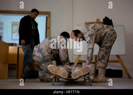 Frontiera afgana poliziotti pratica casualty valutazione durante un medic classe al Lashkar Gah Training Center (LTC), provincia di Helmand, Afghanistan, nov. 26, 2013. I membri della polizia nazionale afgana frequentare l'LTC per ricevere la base di formazione di polizia di varie materie come l'alfabetizzazione, veicolo ricerca, improvvisato dispositivo esplosivo sconfitta, trapanare e primo soccorso. (Gazzetta Marine Corps Foto di Sgt. Tammy K. Hineline/RILASCIATO) Polizia nazionale afgana costringe il treno a Lashkar Gah Training Center 131126-M-RF397-001 Foto Stock