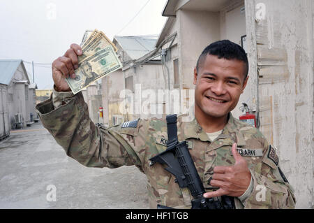 Sgt. McMillan 'kit' Kitalong, un incendio del team leader per la società Eco, 1° Battaglione, 294th Reggimento di Fanteria, Guam Esercito Nazionale Guardia, donazioni raccolte da elementi unitari di recente per un aiuto sull'isola di Palau, che è stata colpita dal tifone Haiyan agli inizi di novembre. Kitalong ricevuto circa $ 600 dalla sua squadra e società. Egli ha inviato il denaro per la Croce Rossa. (U.S. Esercito nazionale Guard foto di Sgt. Eddie Siguenza/RILASCIATO) Guam Guardsman alza il prezzo per il Tifone sollievo 131211-Z-WM549-001 Foto Stock