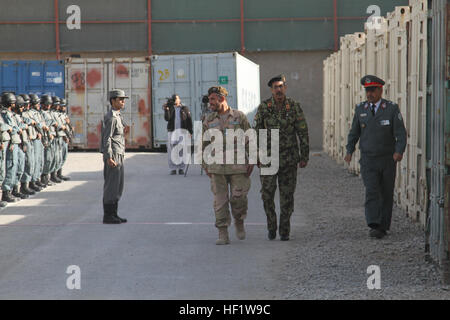 Il Mag. Gen. Abdul Raziq, il capo della polizia della provincia di Kandahar, Briga. Gen. Seyed Azim Hussaini, il comandante di Kandahar Regional Medical Hospital, e Briga. Gen. Nasrullah Zarifi, il comandante del Centro di Formazione Regionale - Kandahar, tornare indietro a piedi dopo aver salutato Afghan ufficiali della polizia in formazione a RTC-K il giorno in cui il centro di formazione ha tenuto la sua più grande mai di graduazione, verso la fine di dicembre. (U.S. Esercito foto di Sgt. Antony S. Lee) polizia afgana training center ha la graduazione più grande nella sua storia 131224-Z-MH103-838 Foto Stock